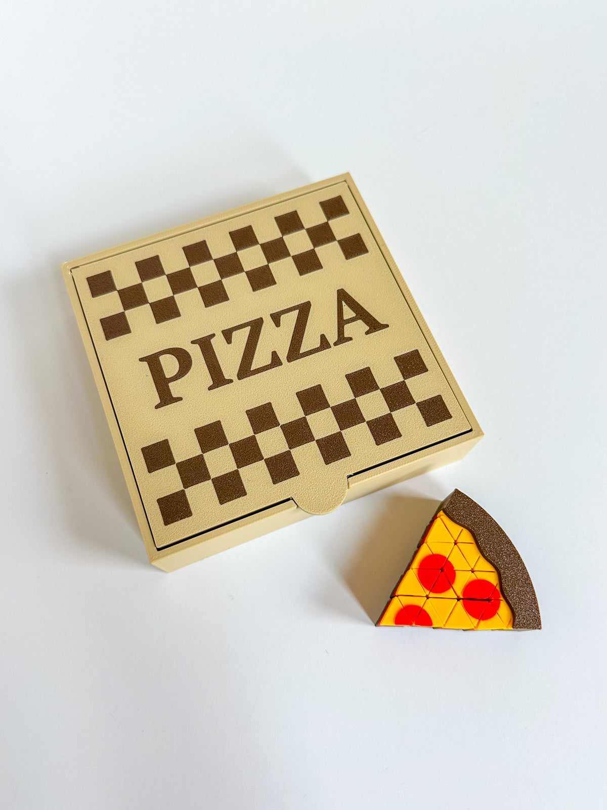 Pizza Flexi impresa en 3D vista de cerca, sostenida en la mano